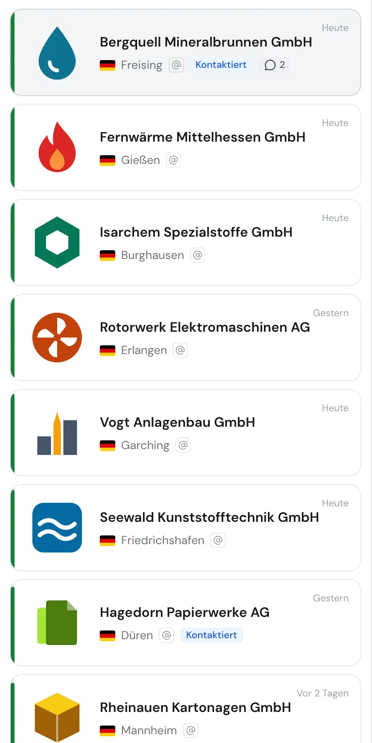 Unternehmenskarten mit Logo, Tags, Kommentarzahl, Datum und Relevanzbalken